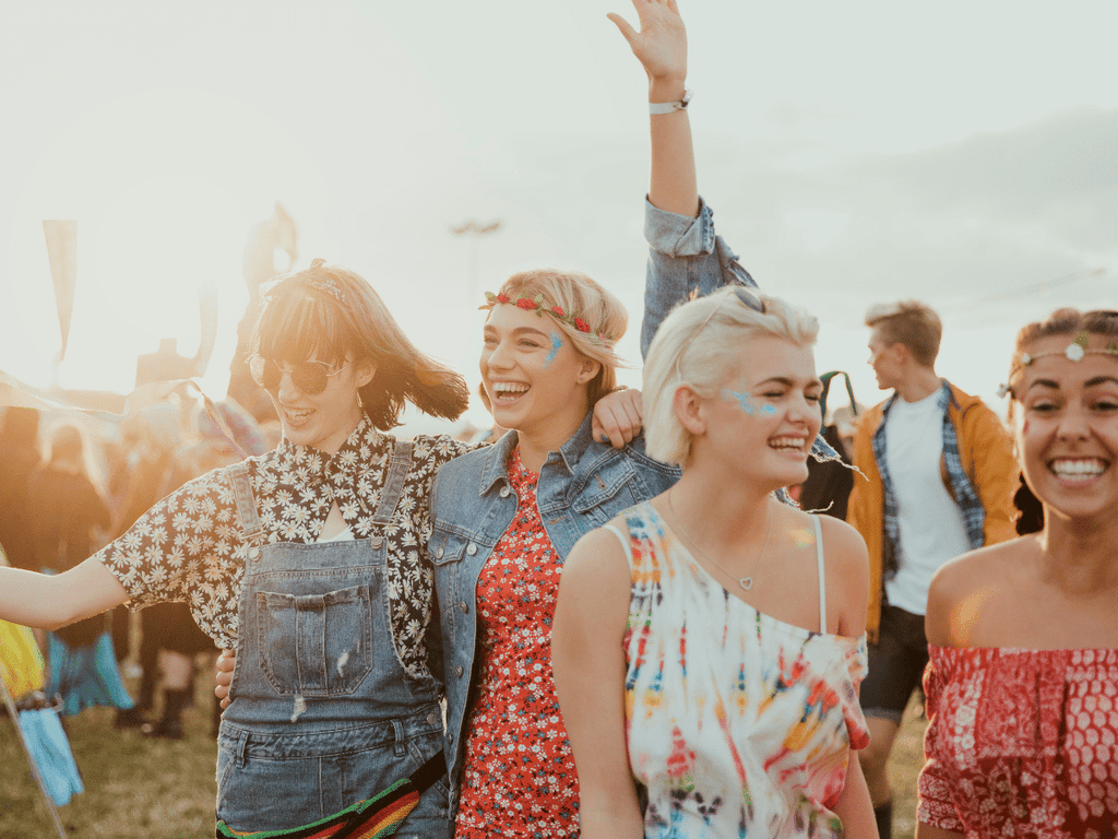 Feiernde Gruppe von Frauen auf einem Festival