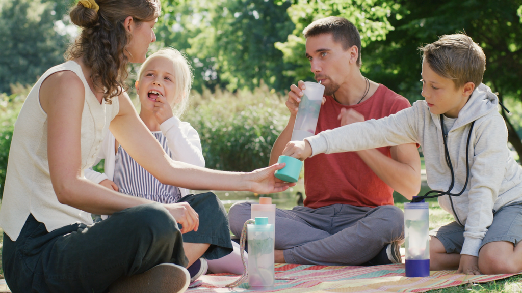 Familie beim Picknick mit UNDA