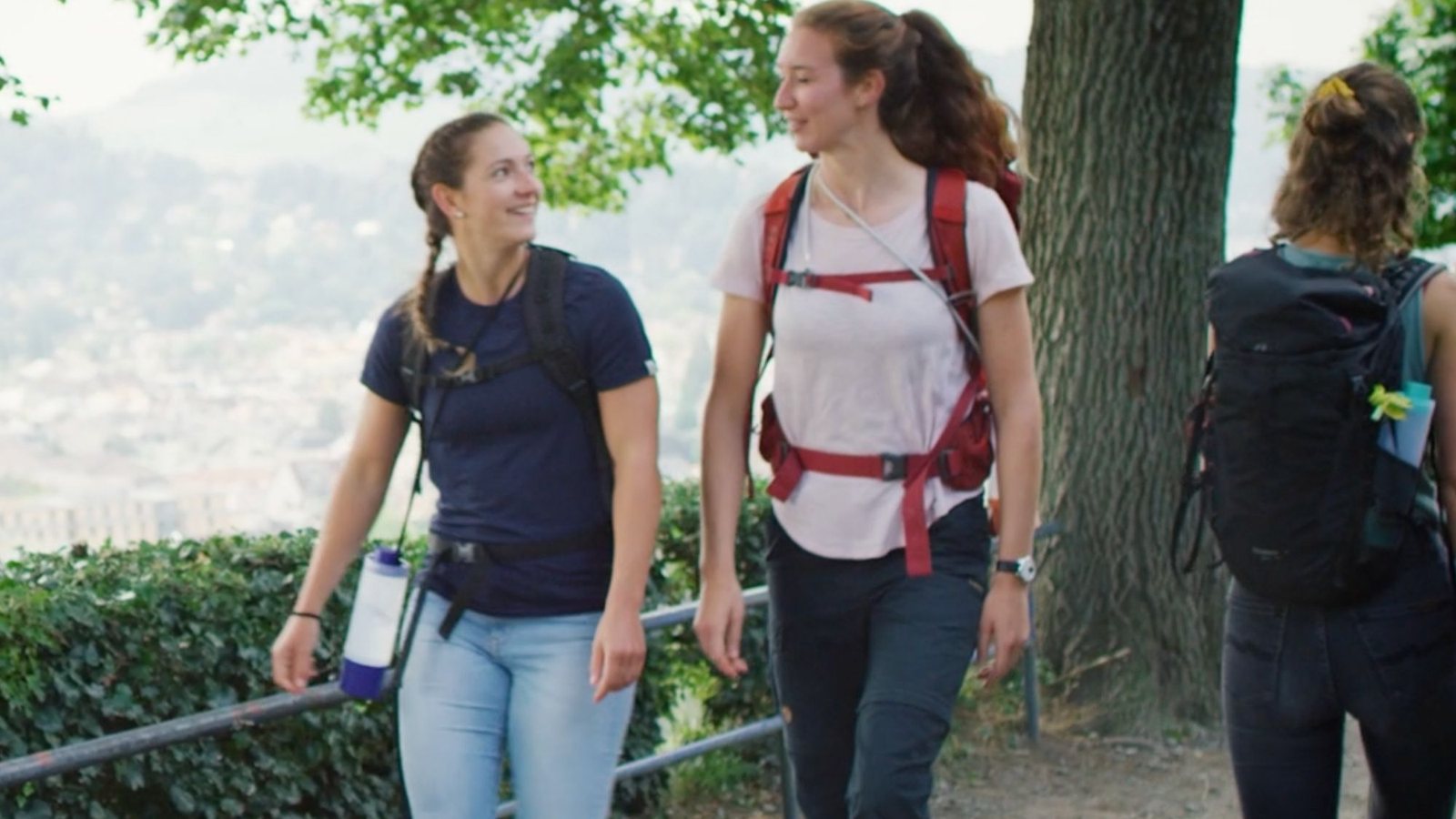 Wanderinnen mit UNDA Flaschen vor einer Bergkulisse